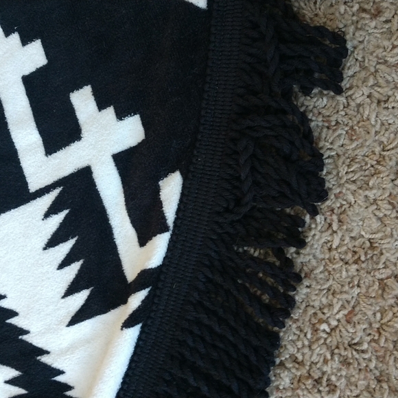 Round Aztec Pattern Terry Towel, Throw - Picture 4 of 6